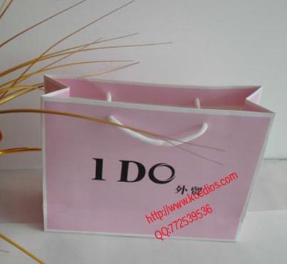 粉底黑字手提袋